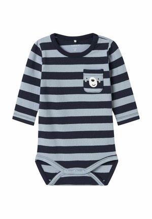 Gestreifter Einteiler in Marineblau und Hellblau aus Baumwolle, mit einem Bärenkopf-Design auf der Tasche und Druckknöpfen am unteren Ende für einfaches Ankleiden.
