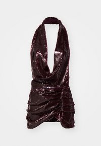 Burgundijska halter majica okrašena s perlicama, s dubokim V-izrezom, nabranim naborima na struku i glatkom teksturom tkanine.