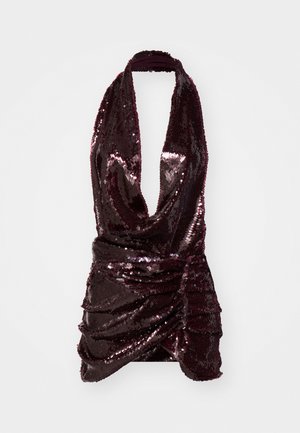 Top halter bordeaux decorato con paillettes, caratterizzato da un profondo scollo a V, arricciatura all'altezza della vita e una texture di tessuto liscia.
