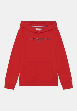 Rød hættetrøje med forlommer, "Tommy Hilfiger EST. 1985" tekst og logo broderet tværs over brystet.
