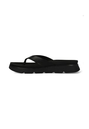Zwarte teenslipper met brede leren banden en een dikke, gestructureerde rubberen zool, zijaanzicht op een witte achtergrond.