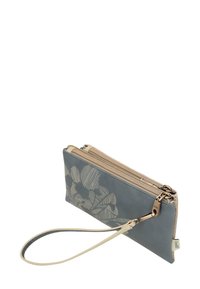 Cartera de cuero gris con estampado floral, dos compartimentos con cremallera y una correa de muñeca desmontable. Presenta una superficie texturizada y herrajes en tono dorado.