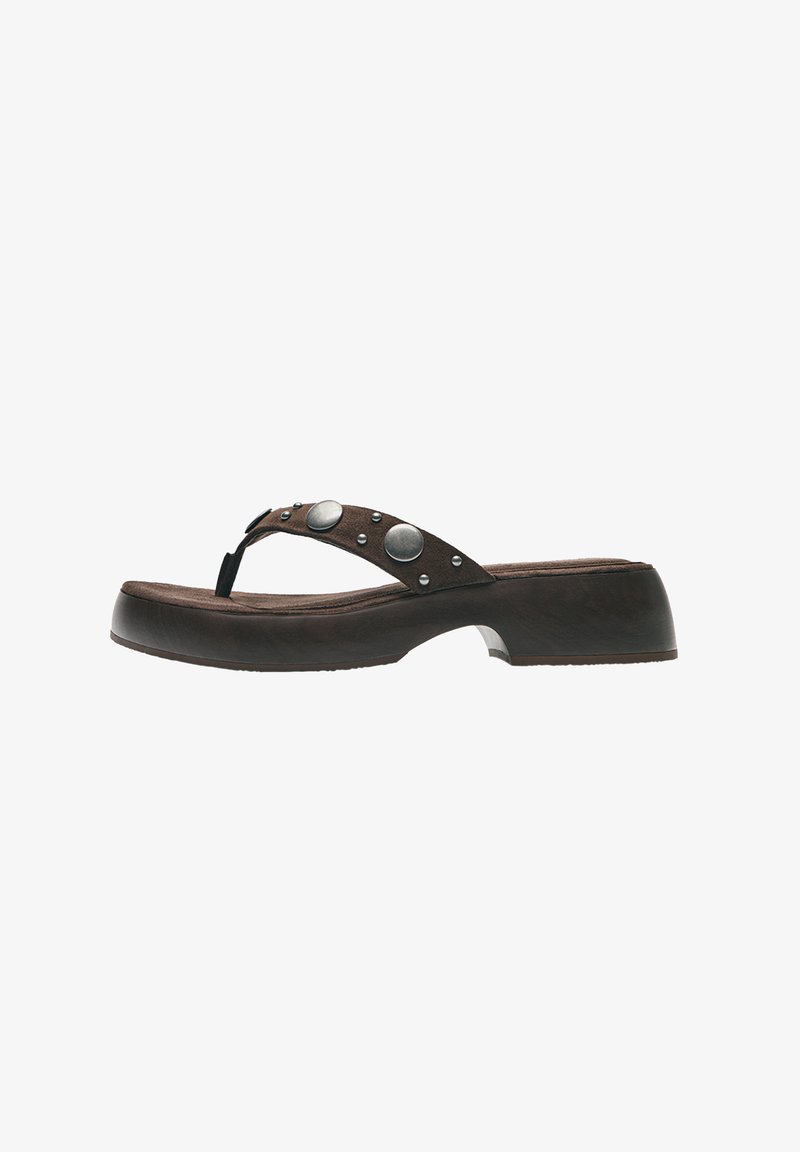 Sandale plateforme marron type tongs avec une bride en cuir ornée de clous ronds argentés et un petit talon.