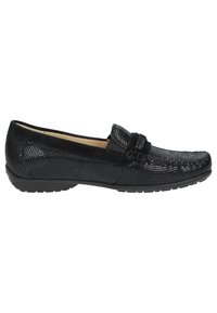 Mocassin en cuir noir texturé avec semelle en caoutchouc basse et bride décorative sur le dessus, conçu pour une tenue décontractée ou semi-formelle.