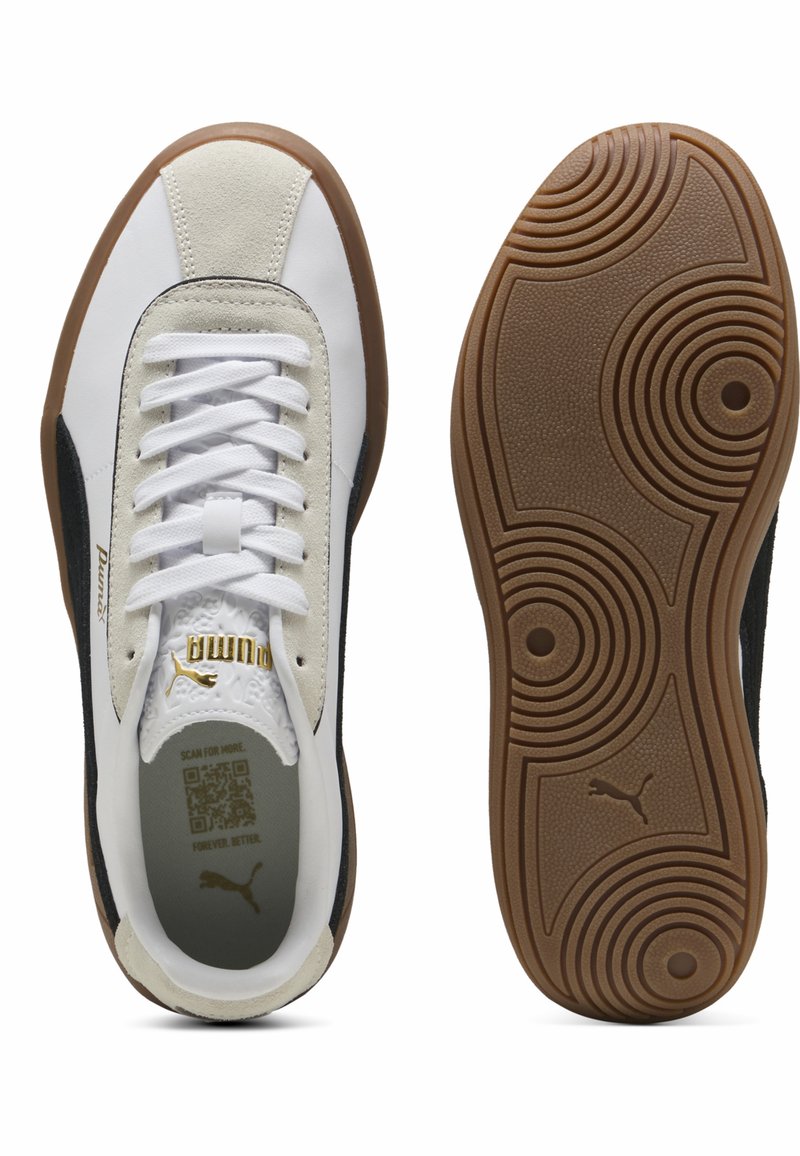 Białe i czarne sneakersy z teksturowaną gumową podeszwą, zamszowymi akcentami, sznurowaniem oraz złotym logo z boku.