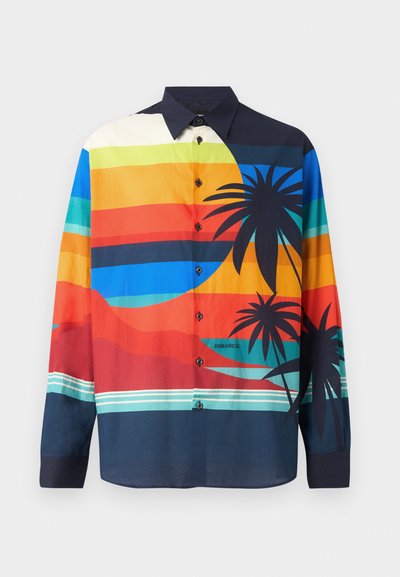 Krāsains krekls ar pogām, kuram ir horizontālas svītras zilā, oranžā un zaļā krāsā, ar melniem palmu koku grafikiem un tumšu apkakli.