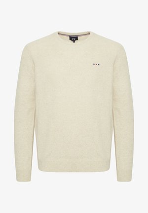 Crème-kleurige trui met een ronde halslijn, lange mouwen en een subtiele textuur. Beschikt over een klein geborduurd logo in blauw, rood en wit.