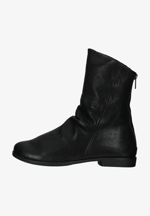 Schwarze Leder-Stiefelette mit leicht lässigem Design, seitlichem Reißverschluss, rundem Zehenbereich und flacher Sohle. Strukturierte Oberfläche mit sichtbarer Maserung.