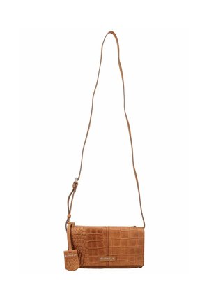 Brązowa torba na ramię o fakturze imitującej krokodyla, z długim regulowanym paskiem oraz plakietką i metką z logo Burkely przymocowanymi z boku.