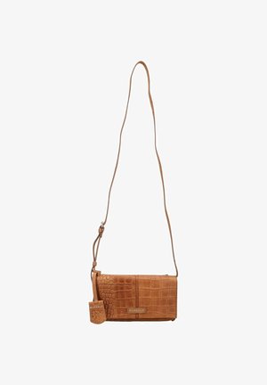 Borsa a tracolla marrone con texture effetto coccodrillo, tracolla lunga regolabile e targhetta con logo Burkely attaccata al lato.