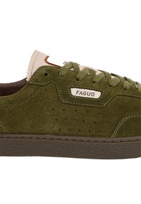 Zapatillas de ante verde oliva con lengüeta beige, suela oscura, diseño de cordones y logo "FAGUO" en el panel lateral.