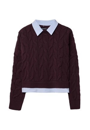Pull en maille torsadée bordeaux avec une chemise à col bleu clair portée en dessous. Il présente des poignets et un ourlet côtelés.