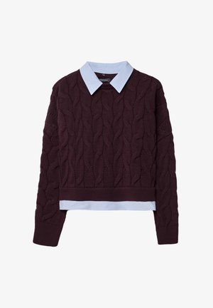Pull en maille torsadée bordeaux avec une chemise à col bleu clair portée en dessous. Il présente des poignets et un ourlet côtelés.