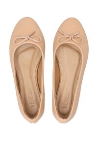 Nude Leder Ballerinas mit runder Spitze, ausgestattet mit einem kleinen Schleifenakzent an der Vorderseite und einem gepolsterten Innenbereich für zusätzlichen Komfort.