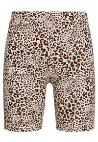 Shorts à imprimé léopard comprenant un mélange de taches noires, orange et vertes sur un fond beige clair ; tissu en coton stretch avec une texture lisse.