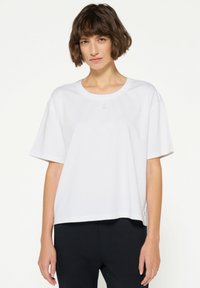 T-shirt bianco a maniche corte con scollatura rotonda, caratterizzato da una vestibilità comoda e un piccolo dettaglio del logo sul petto, realizzato in morbido cotone.