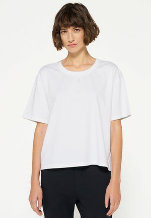 Weißes T-Shirt mit kurzen Ärmeln und rundem Halsausschnitt, mit lockerer Passform und einem kleinen Logo-Detail auf der Brust, aus weichem Baumwollmaterial.