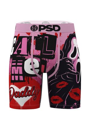 Boxershorts mit rosa Bund, Graffiti-Text, roten Lippen und einem Geistergesicht, das eine Telefon-Handgeste macht, auf schwarzem und rosa Hintergrund.