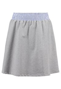 Falda gris con un diseño de tejido fruncido, que presenta una cinturilla elástica a rayas azules. Hecha de material suave, cae justo por encima de la rodilla.