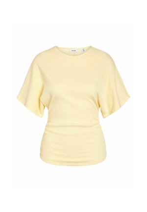 Lichtgele blouse met korte mouwen, een ronde halslijn en licht geplooide taille, getoond op een witte achtergrond.