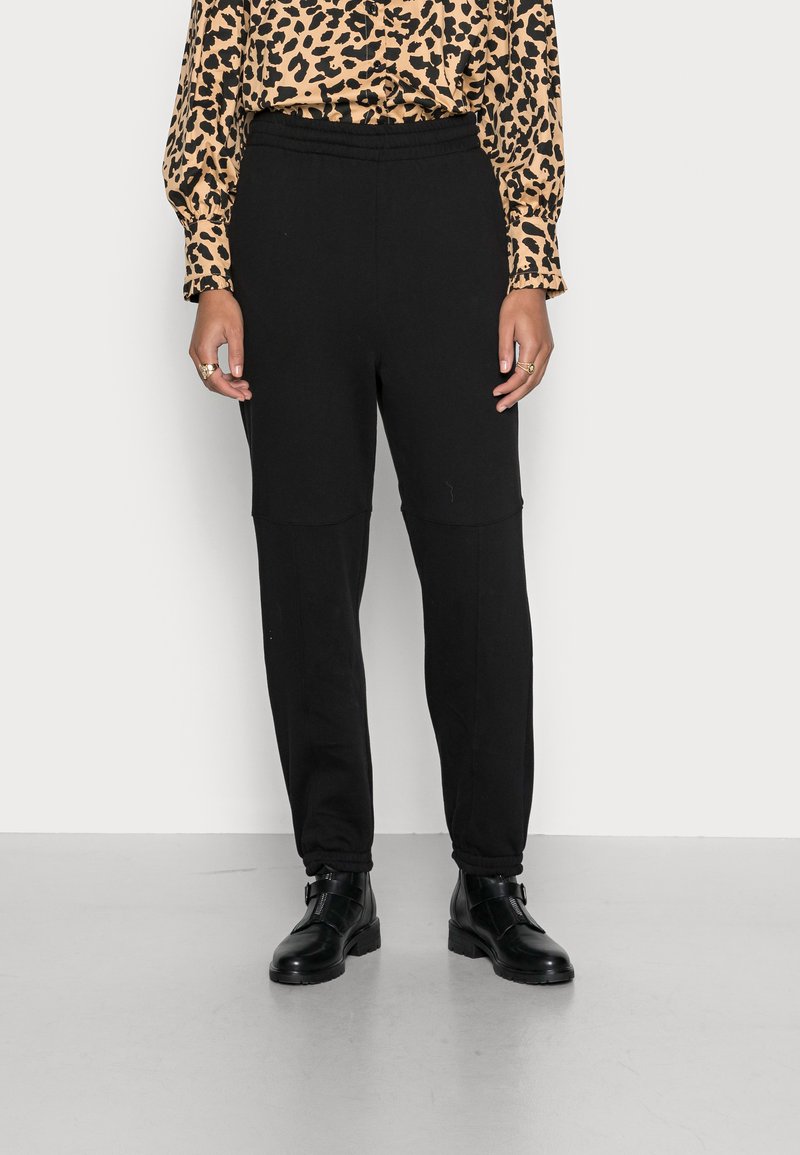 Gestuz BIRTA CUTLINE PANTS - Calças de fato de treino - black