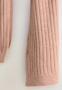 Roze gebreide trui-sleeve met verticale ribbelstructuur en aangesloten manchet, gemaakt van een zachte, fuzzy stof.