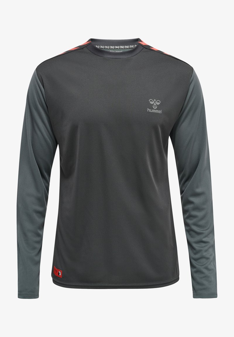 Langærmet træningsskjorte i mørkegrå med lysere grå ærmer. Har tekstureret stof, røde detaljer på skulderne og logo på brystet.