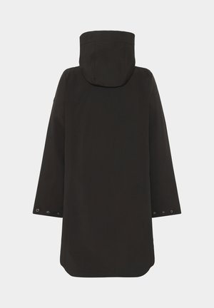 Musta vedenpitävä takki hupulla, pitkät hihat ja nepparikoristellut hihansuut. Minimalistinen muotoilu, jossa on sileä pinta.