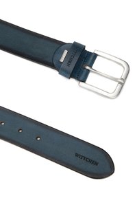 Cinturón de cuero en azul oscuro con hebilla de metal plateado. Presenta una textura suave y el logotipo grabado "WITTCHEN" en la correa.