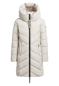 Ljust beige puffer-jacka med hög krage, chevron-quiltat mönster, svart dragkedja och två sidfickor. Hållbart tyg med huva.