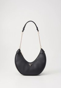 Bolso de cuero negro con forma de media luna, con una correa acentuada con cadena y una placa con el logo en plata. Textura suave y diseño minimalista.