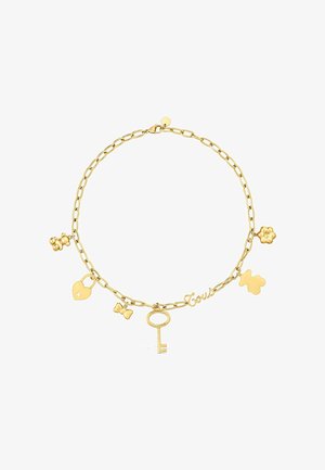 Pulsera de cadena dorada con colgantes que incluyen un osito de peluche, un candado en forma de corazón, un lazo, una llave, una flor y un colgante con palabra en escritura.