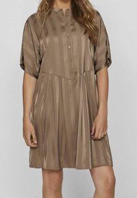 Abito in raso marrone a maniche corte con righe verticali, scollatura henley con bottoni e design a pieghe flare. Texture liscia.