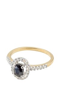 Aukso žiedas su tekstūruotu juostele, kurio centre yra ovalus safyras, apsuptas mažesnių baltų akmenėlių aureole.
