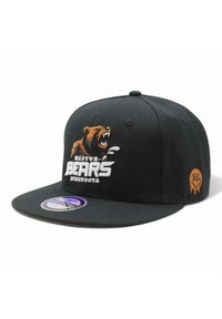 Musta snapback-hattu, jossa on ruskean karhun grafiikka, valkoisella tekstillä "MASTUB BEARS MINNESOTA" ja pieni oranssi logokuvio sivussa.