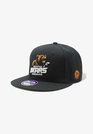 Musta snapback-hattu, jossa on ruskean karhun grafiikka, valkoisella tekstillä "MASTUB BEARS MINNESOTA" ja pieni oranssi logokuvio sivussa.