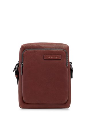 Borsa a tracolla in pelle marrone con tasca frontale con zip e etichetta "THE BRIDGE", dotata di tracolla nera regolabile.