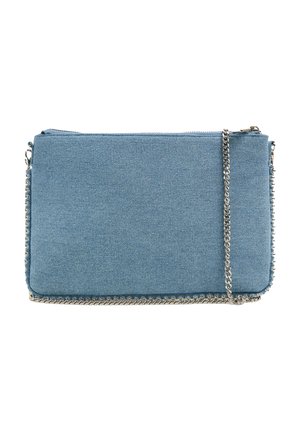Borsa a pochette in denim azzurro chiaro con chiusura a zip. Presenta una tracolla in catena argentata e dettagli cuciti lungo i bordi.