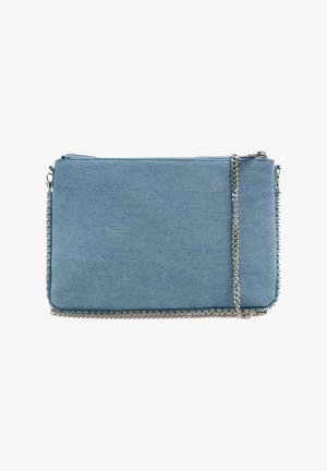 Borsa a pochette in denim azzurro chiaro con chiusura a zip. Presenta una tracolla in catena argentata e dettagli cuciti lungo i bordi.