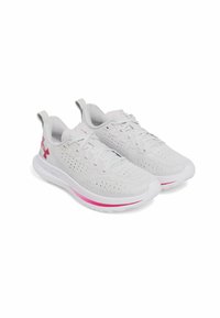Zapatillas deportivas con una parte superior de malla blanca transpirable, cordones gris claro, acentos rosas en el lateral y la suela, y una entresuela blanca acolchada.