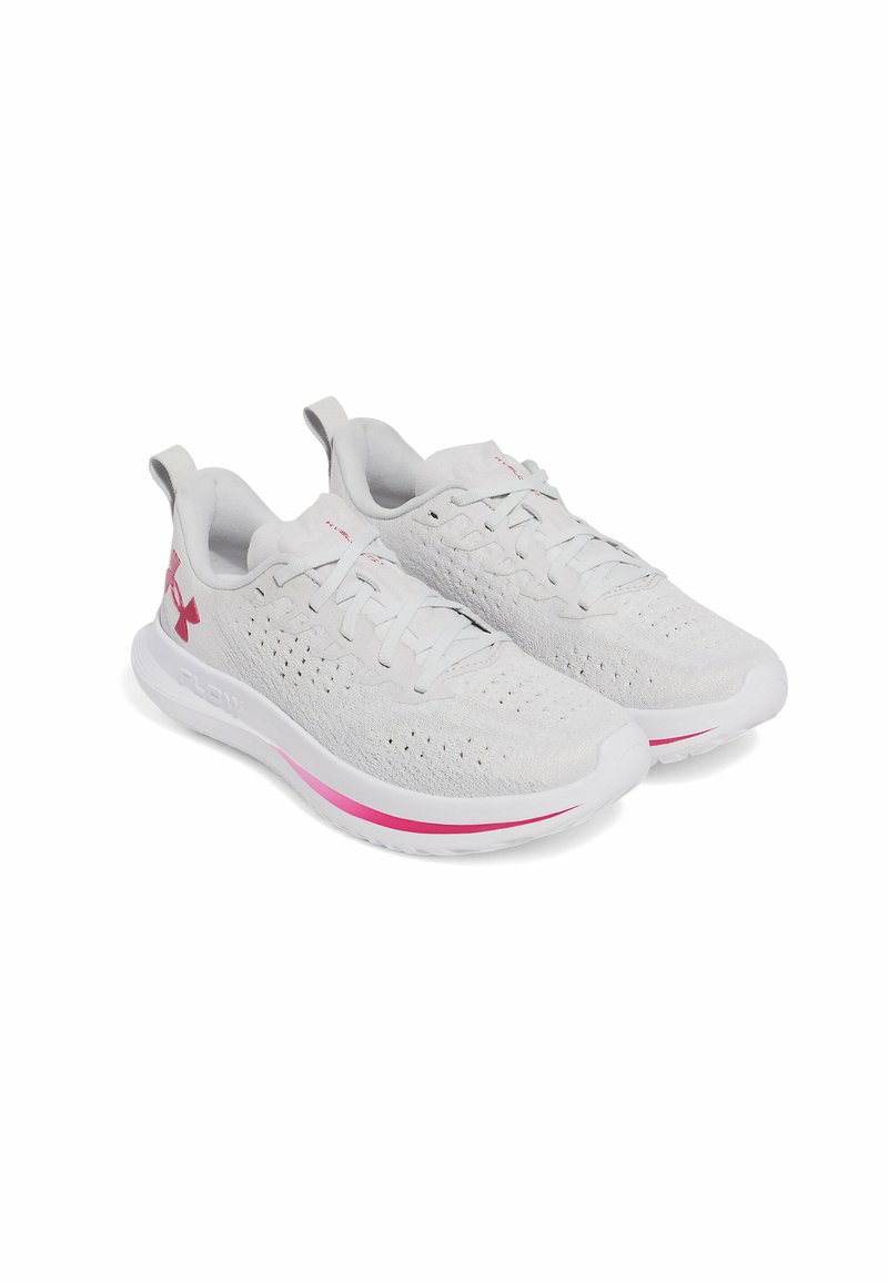 Chaussures de sport avec un dessus en maille blanche respirante, des lacets gris clair, des accents roses sur le côté et la semelle, ainsi qu'un intersemelle blanche rembourrée.