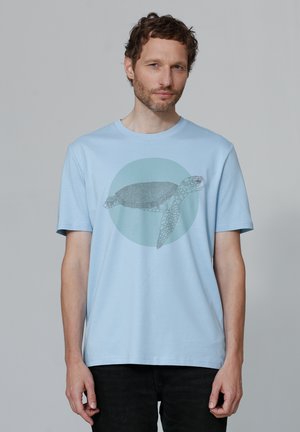 Lichtblauw katoenen t-shirt met een graphic van een zeeschildpad binnen een cirkelontwerp. Ronde hals, korte mouwen en een ontspannen pasvorm.