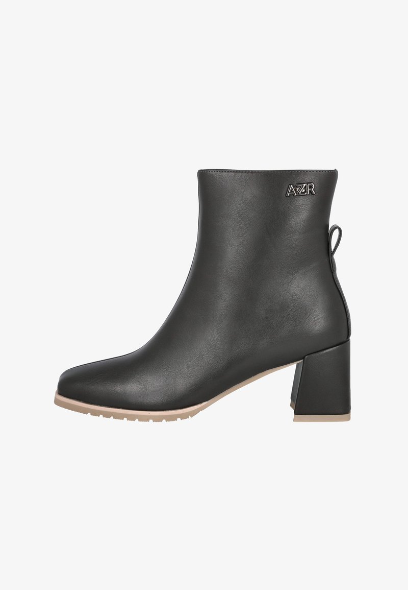 Botín negro de cuero con punta afilada y tacón ancho. Presenta un diseño cosido y un lazo en la parte trasera. Logo "AZR" en el lateral.