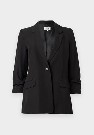 Blazer negru pentru femei, croială ajustată, cu închidere cu un singur nasture, revere decupate, mâneci trei sferturi și buzunare frontale cu clapetă, expus pe fundal alb.