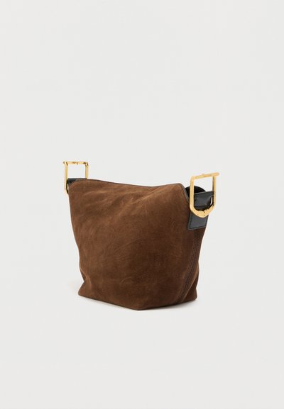 Καφέ τσάντα από σουέτ με απαλή υφή. Σχεδιασμένη με μαύρη λεπτομέρεια και ορθογώνια χρυσή μεταλλική διακόσμηση για μια δομημένη εμφάνιση.