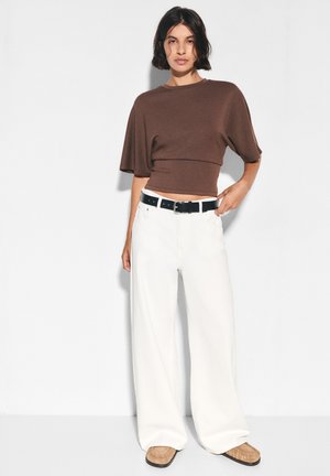 PULL&BEAR, SHORT SLEEVE BATWING SLEEVE - T-SHIRT - T-shirts basic - brown