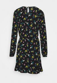Vestido preto com um padrão floral com flores amarelas, cor-de-rosa e brancas. Mangas longas, laço na cintura e detalhe de bainha com Godê.