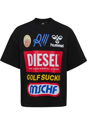 Sort t-shirt med flere farvede logoer og tekster, herunder Diesel, Golf Sucks, MSCHF, Hummel og et Vicenza-emblem foran.