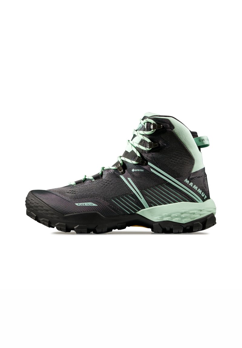 Scarpa da trekking nera e menta con tomaia in tessuto testurizzato, punta rinforzata e suola robusta per una buona aderenza. Dotata di rivestimento in GORE-TEX.