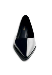 Zapato de tacón de punta afilada con un diseño elegante, que presenta un contraste de color en blanco y negro, acabado en charol brillante y una silueta afinada.